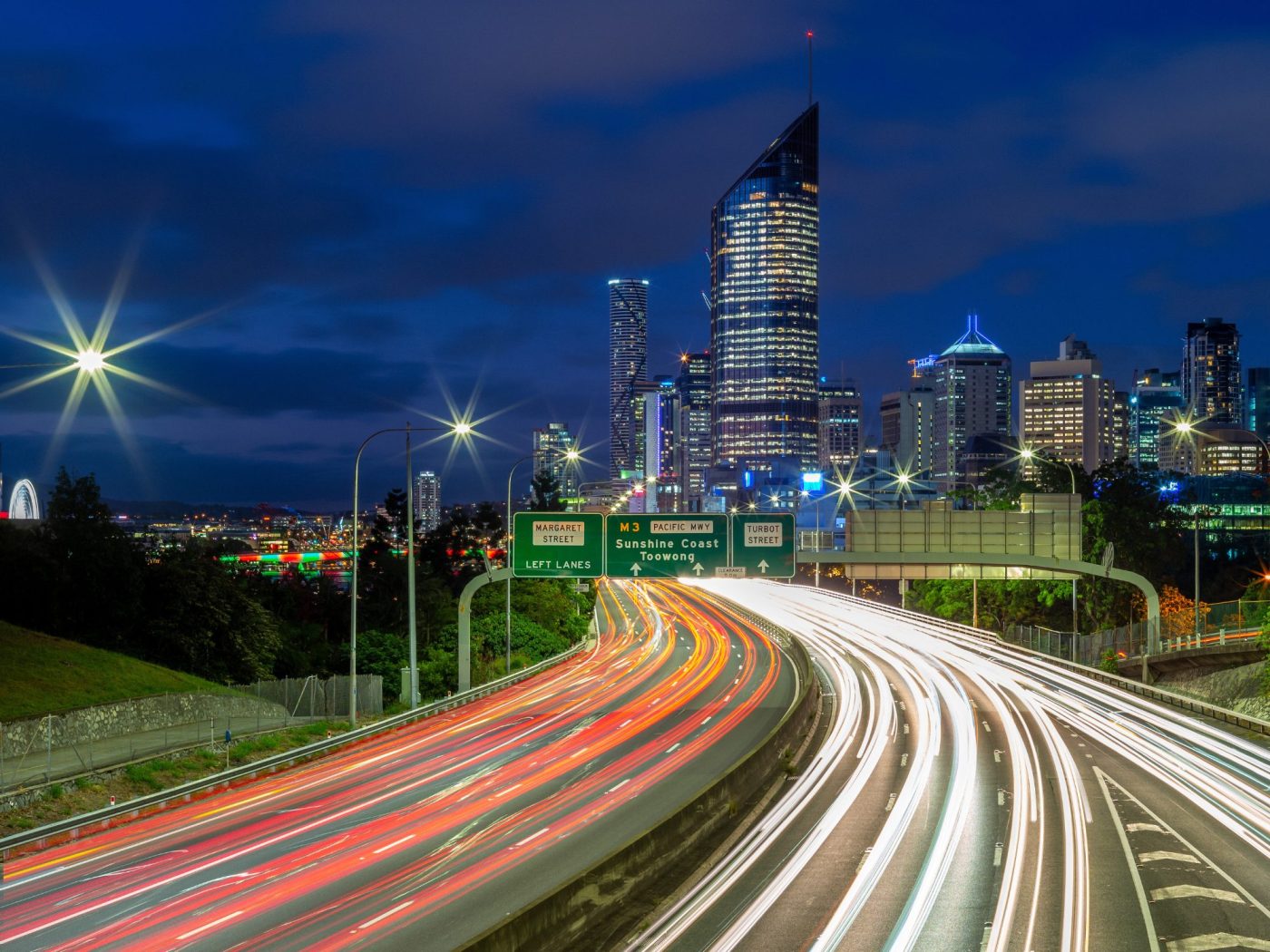Image of the Riverside Expressway in Brisbane at night